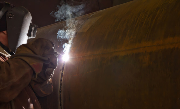 Welding during Assembly the cylindrical body of the chemical apparatus